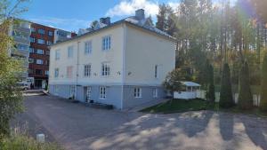 - une vue aérienne sur un grand bâtiment blanc dans l'établissement Apartment Louna, à Lahti