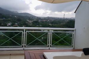 balcone con vista sulle montagne di Cobertura Loft-Jacuzzi-Piscina-Praias-Super Vista a Niterói