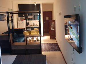 uma sala de estar com um beliche e uma cozinha em Cobertura Loft-Jacuzzi-Piscina-Praias-Super Vista em Niterói