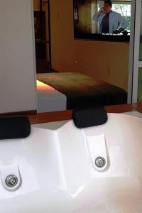 um quarto com uma cama e um homem no espelho em Cobertura Loft-Jacuzzi-Piscina-Praias-Super Vista em Niterói