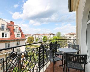 d'un balcon avec une table et des chaises et une vue. dans l'établissement Apartament Korona Królów Świnoujście, à Świnoujście