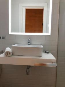 a bathroom with a sink and a mirror at Lovely Apartament in Málaga