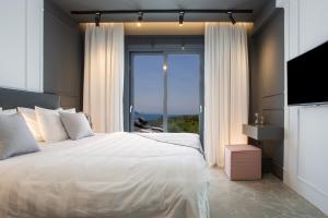 A bed or beds in a room at High-end Villa Faos Two Még 37 kép