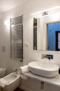 A bathroom at Vespri Apartments