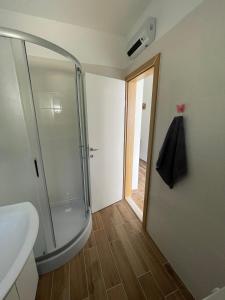 Ванна кімната в Apartman Solin 2, parking