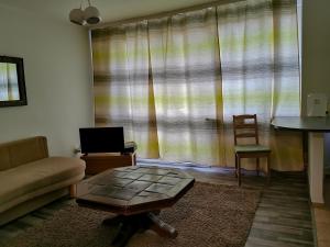 - un salon avec un canapé, une table et une chaise dans l'établissement Velvet Trojdena, à Varsovie