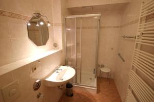 Ein Badezimmer in der Unterkunft Schlösschen am Schmachter See by Rujana