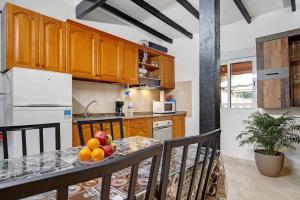 a kitchen with a table with fruit on it at Casa Alexis in La Lajita