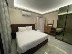 A bed or beds in a room at Le Luxe Suites Hotel & Spa