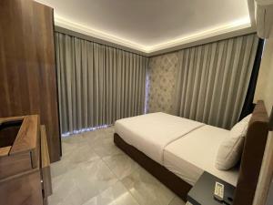 A bed or beds in a room at Le Luxe Suites Hotel & Spa