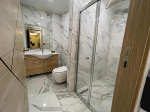 A bathroom at Le Luxe Suites Hotel & Spa