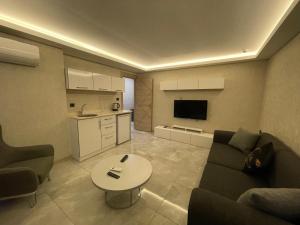 A television and/or entertainment centre at Le Luxe Suites Hotel & Spa