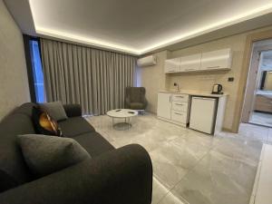 A kitchen or kitchenette at Le Luxe Suites Hotel & Spa