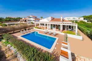 een luchtzicht op een huis met een zwembad bij Villa Casa Nova in Sant Lluis