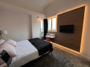 Llit o llits en una habitació de Paris Saint Cloud Hôtel