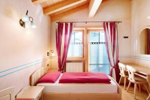Posteľ alebo postele v izbe v ubytovaní Chalet Betty Appartamento Larasc