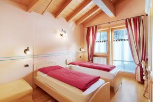 Posteľ alebo postele v izbe v ubytovaní Chalet Betty Appartamento Larasc