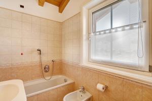 Kúpeľňa v ubytovaní Chalet Betty Appartamento Larasc