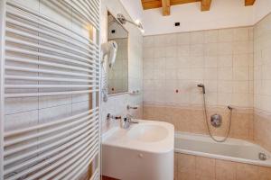 Kúpeľňa v ubytovaní Chalet Betty Appartamento Larasc