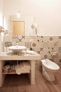 bagno con lavandino e servizi igienici di "S. Cecilia" a Messina
