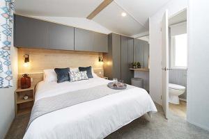 Un pat sau paturi într-o cameră la Moffat Manor Holiday Park