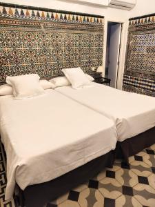 Posteľ alebo postele v izbe v ubytovaní Hotel Simon