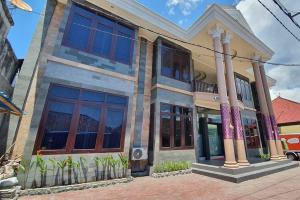 - un bâtiment avec de grandes fenêtres donnant sur une rue dans l'établissement Grand Puri Hotel, à Nusa Penida