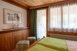 Giường trong phòng chung tại Salzano Basic Rooms Interlaken