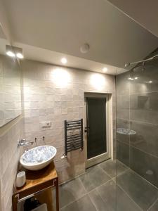 een badkamer met een wastafel en een douche bij Uilengeluk in Veere