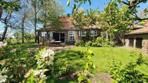 une maison ancienne avec un jardin en face dans l'établissement Uilengeluk, à Veere