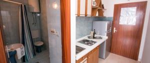 Kuchyňa alebo kuchynka v ubytovaní Studio apartment in Pisak with sea view, balcony, air conditioning, WiFi 3340-1 + 29 fotografií