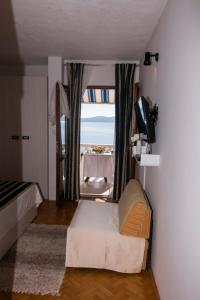 Posteľ alebo postele v izbe v ubytovaní Studio apartment in Pisak with sea view, balcony, air conditioning, WiFi 3340-2