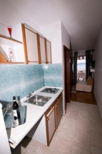 uma cozinha com um lavatório e uma bancada em Studio apartment in Pisak with sea view, balcony, air conditioning, WiFi 3340-2 em Pisak