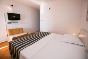 Posteľ alebo postele v izbe v ubytovaní Studio apartment in Pisak with sea view, balcony, air conditioning, WiFi 3340-2