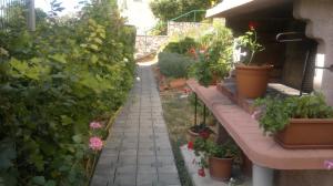 Vonkajšia záhrada v ubytovaní Studio apartment in Pisak with sea view, balcony, air conditioning, WiFi 3340-2