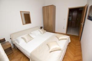 Posteľ alebo postele v izbe v ubytovaní Apartment in Pisak with sea view, balcony, air conditioning, WiFi 3340-4