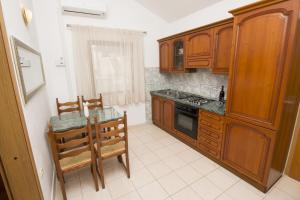 Kuchyňa alebo kuchynka v ubytovaní Apartment in Pisak with sea view, balcony, air conditioning, WiFi 3340-4