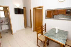 Kuchyňa alebo kuchynka v ubytovaní Apartment in Pisak with sea view, balcony, air conditioning, WiFi 3340-4
