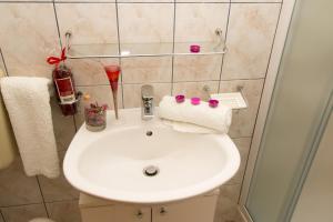 Kúpeľňa v ubytovaní Apartment in Pisak with sea view, balcony, air conditioning, WiFi 3340-4