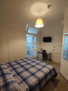 1 dormitorio con 1 cama, 1 mesa y 1 lámpara en CASA VACANZE - ANTICO CONVENTO, en Salerno