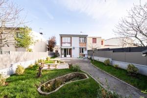 a house with a garden in front of it at L'Impressionniste in Pontoise