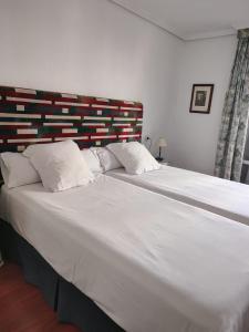Posteľ alebo postele v izbe v ubytovaní Hotel Simon