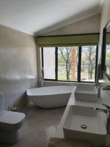 uma casa de banho com uma banheira, um WC e um lavatório. em Via Lactea em Mmafefe