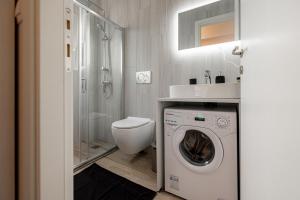 łazienka z pralką i toaletą w obiekcie Aphrodite Apartment w Atenach +20 zdjęć