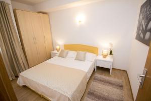 Posteľ alebo postele v izbe v ubytovaní Holiday apartment in Pisak with sea view, balcony, air conditioning, WiFi 3340-9