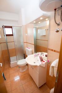 Kúpeľňa v ubytovaní Holiday apartment in Pisak with sea view, balcony, air conditioning, WiFi 3340-9