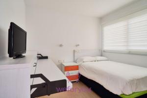 Telewizja i/lub zestaw kina domowego w obiekcie weforyou Sea Views Fuengirola 5 Wave