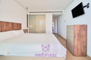 Łóżko lub łóżka w pokoju w obiekcie weforyou Sea Views Fuengirola 5 Wave