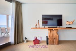 Telewizja i/lub zestaw kina domowego w obiekcie weforyou Sea Views Fuengirola 5 Wave