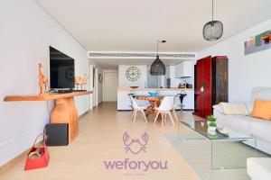 Telewizja i/lub zestaw kina domowego w obiekcie weforyou Sea Views Fuengirola 5 Wave